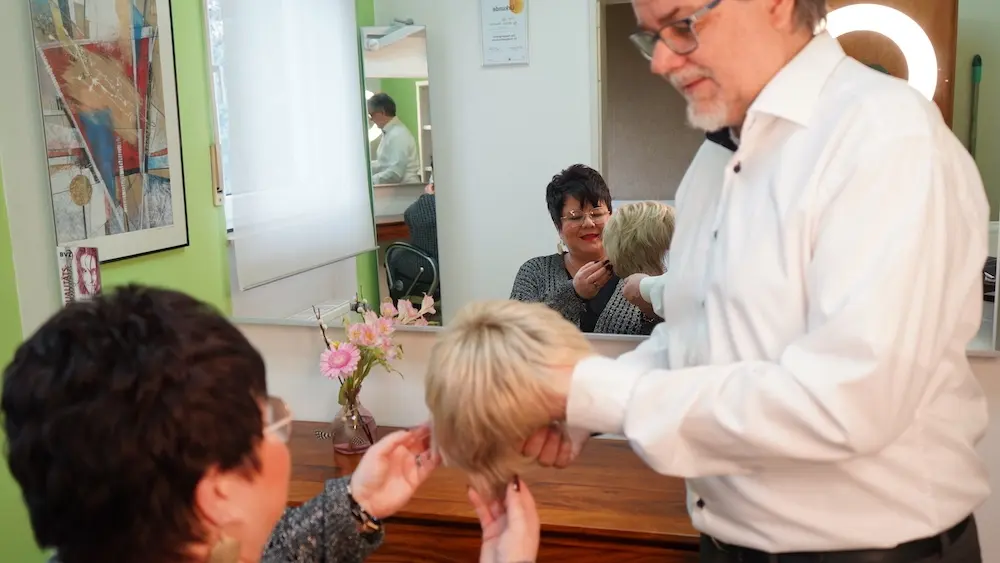 Beratungsgespräch mit einer Kundin bei Luy Haarersatz