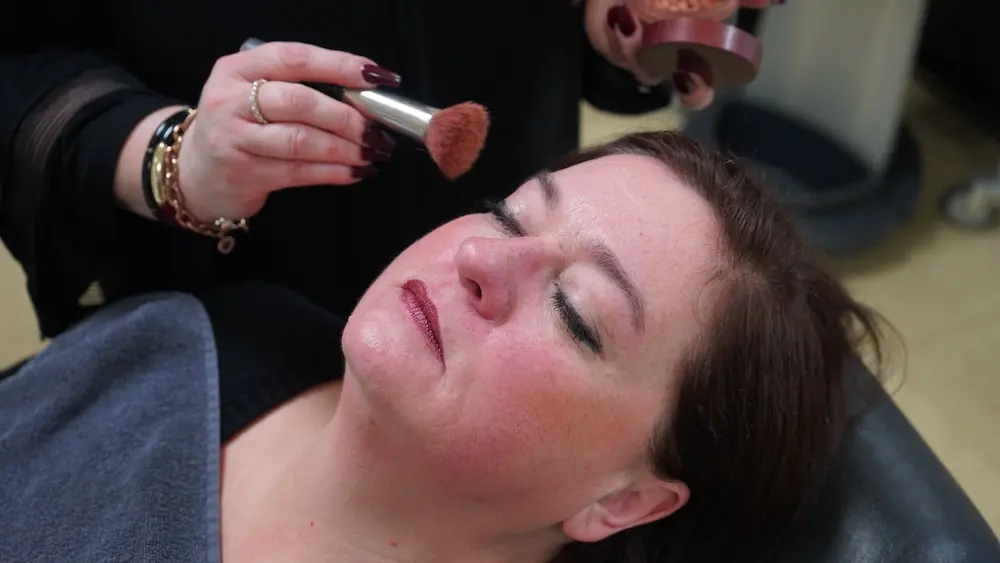 Make-up wird mit dem Pinsel aufgetragen