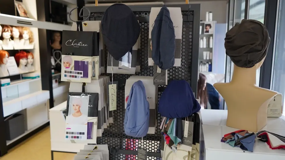 Kollektionsraum mit Turbanen und Zubehör