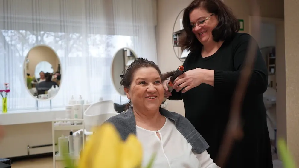 Zufriedene Kundin im Salon Luy