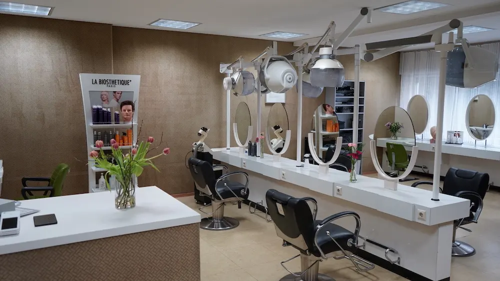 Bedienplätze mit Spiegeln im Salon Luy