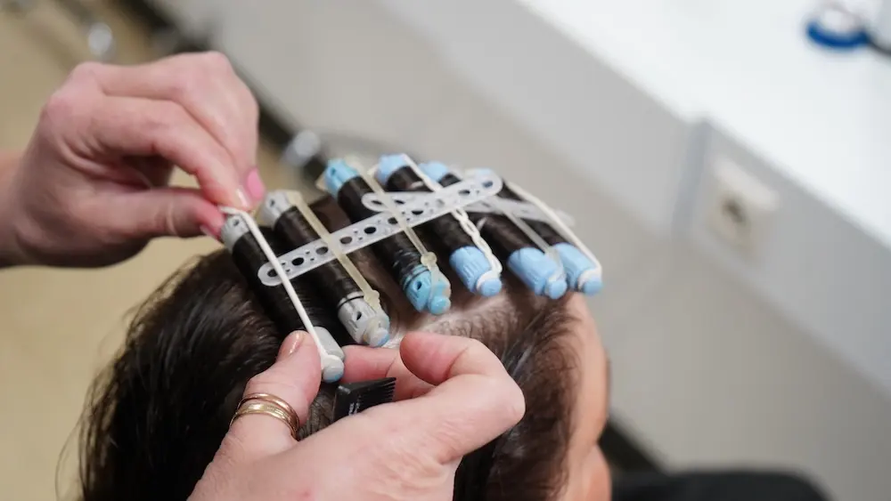 Feine Strähnenarbeit beim Hair Weaving