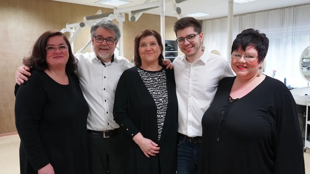 Das Team von Luy Haarersatz zusammen im Salon in Koblenz