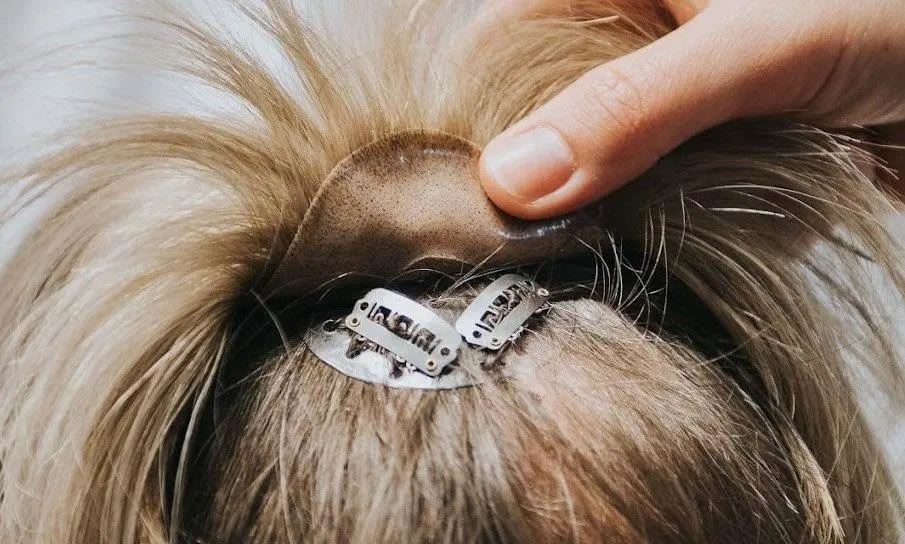 Befestigung eines Haarteils mit dem Tritec-Hair-System