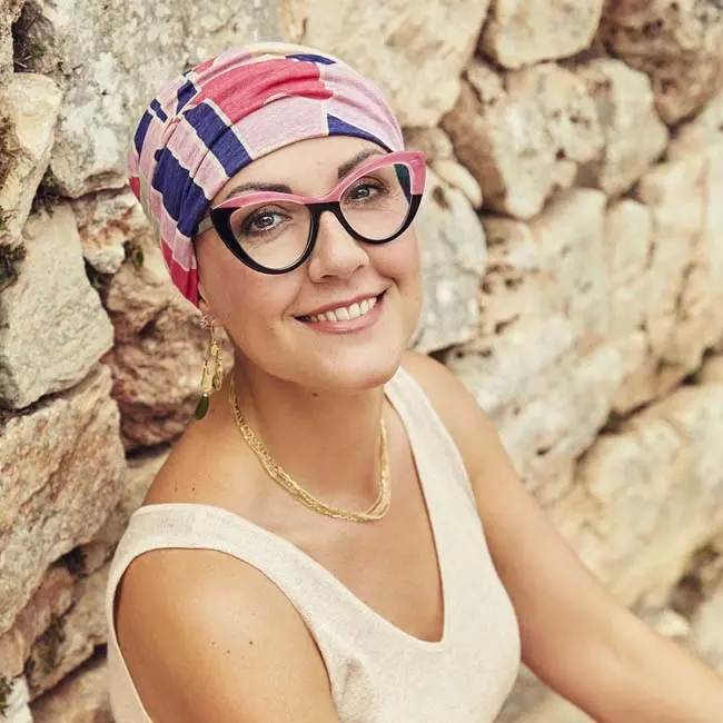 Frau mit buntem Amia-Turban aus bedrucktem Leinen