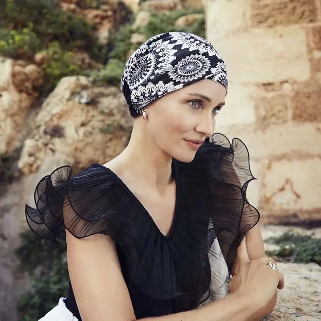 Amia-Turban aus bedrucktem Leinen, mit Brille getragen