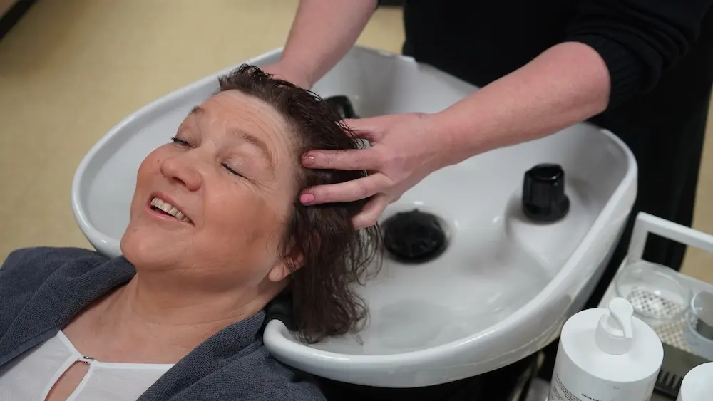 Haarwäsche im Biosthetique Friseursalon Luy