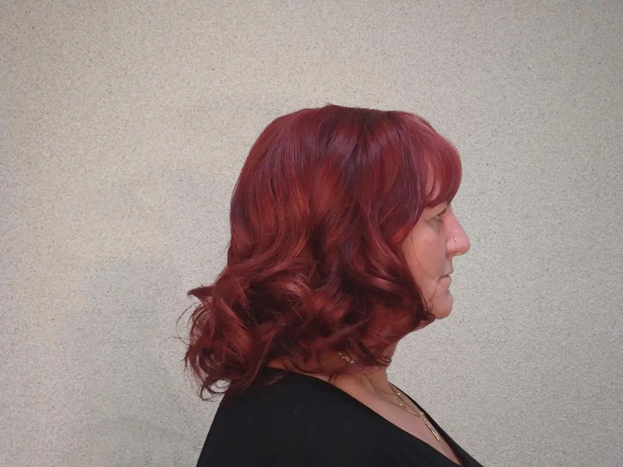 Volles rotes Haar nach der Haarbefestigung bei Luy