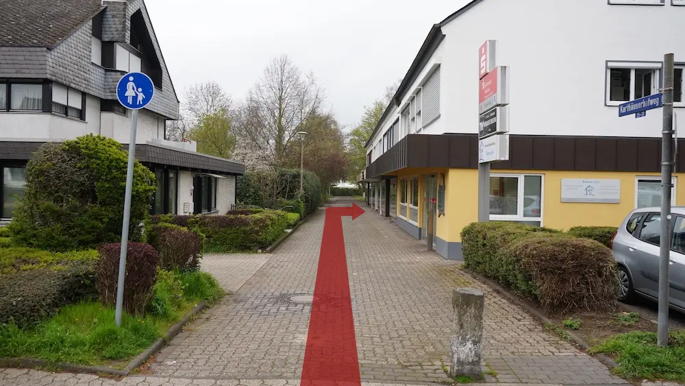 Barrierefreier Zuweg zum Eingang von Luy Haarersatz